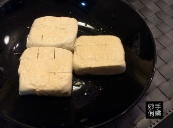 step1: 臭豆腐洗淨放入盤中切成塊(不要弄散),
