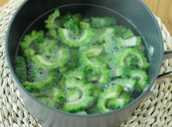 step1: 先將涼瓜放入沸水內煮8至10分鐘，下鹽調味，瀝乾水份備用