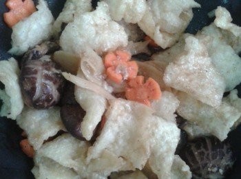 step2: 加入香菇和红萝卜翻炒至熟透，然后把鱼鳔倒入翻炒焖至5分钟或者熟透。