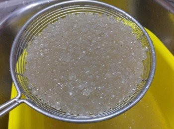 step5: 其間要換數次水至西米冷卻。   之後浸在冷水中, 放雪櫃2小時2小時， 至西米吸飽水份便可隔去份備用。
（我第一次整無吸飽米，當晚食無問題， 第二日發大無咗大半水， 成煲杰哂，所以吸飽水便放進椰汁中較好 )