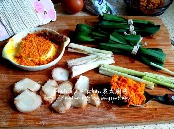 step2: 斑蘭葉逐塊用料理繩扎起 , 南薑切片 , 黃薑蘑蓉 , 香茅拍扁