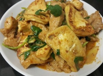 step7: 做法：

將雞粉，糖，胡椒粉，薑蓉，乾蔥，韓式辣醬，麻油，黑椒，黃酒，撈混 。
豬扒用刀身拍打，作用是將纖維打散，再將豬扒切成件，倒入醬汁撈混醃 1 小時 。
將布豆腐切件，先煎至金黃色備用，爆香乾蔥，蒜頭將豬扒煎封至半熟（醃豬汁留用），豆腐回鑊連同醃豬扒汁，加半碗水中火煮至收汁，完成 。