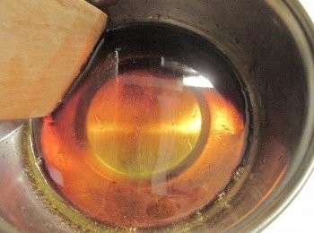 step3: 熄火稍涼倒入熱水36cc攪拌均勻(此時烤箱可先預熱:上下火皆160度)