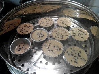 step4: 6.並加入紅豆。之後蓋上蓋子，大火蒸20分鐘