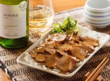 step4: 把熟透的松阪豬切成片狀鋪在洋蔥絲上，再淋上適量的胡麻醬即可。