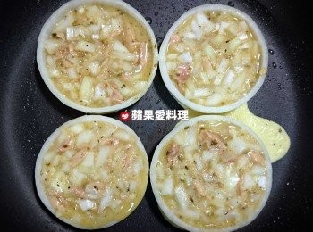 step4: 擺入洋葱圈，開中火，在圈圈裡倒入蛋液，蓋鍋蓋慢煎。