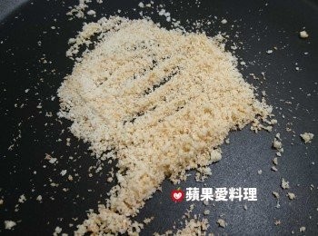 step6: 帕瑪森起士粉慢慢變金黃色（咦？鍋底出現龍捲風！）。