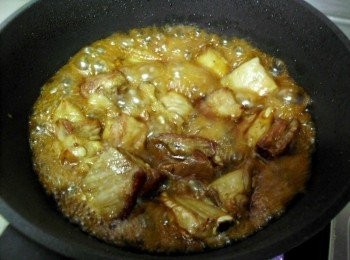 step3: 滾沸後加入小排一起熬煮