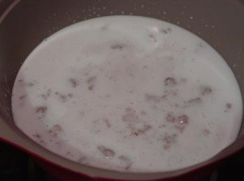 step6: 將椰漿倒入鍋中，拌入步驟5的蜜芋頭，煮至冒泡備用。