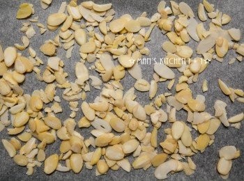 step1: 首先將杏仁片放入烤箱用攝氏160度，烤7~9分鐘。(烤上色跟烤出香氣即可；如果買熟杏仁片此步驟可省略。)