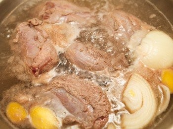 step1: 首先備一水鍋，將牛腱、洋蔥與5片薑片下鍋煮約5分鐘後起鍋備用。(鍋中的水也留著備用；過程中要將泡渣撈除。)