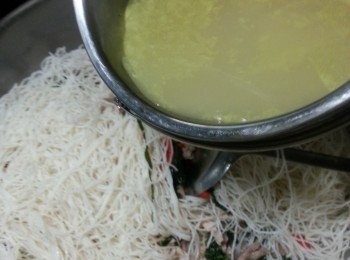 step9: 倒入雞湯炒勻