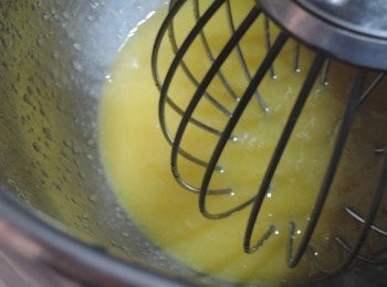 step2: 蛋一次一個打入鋼盆中，打勻再下一個