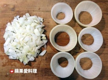 step2: 將剩下的洋葱切碎。