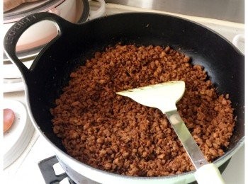 step1: 將素牛肉碎解凍。凍鑊落2茶匙油，燒熱，加入香料炒香。加入牛肉碎粒，再炒3-5分鐘，直至肉碎熟透，平均沾上香料，便可熄火，備用。