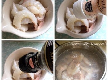 step1: 將大蝦解凍洗淨，用鹽和黑椒略醃。用小電鍋煲滾水，放大蝦進去，灼至轉色，撈起備用。然後將粉絲放進鍋內，煮5-6分鐘至熟透，瀝水後用凍滾水沖洗降溫，備用。