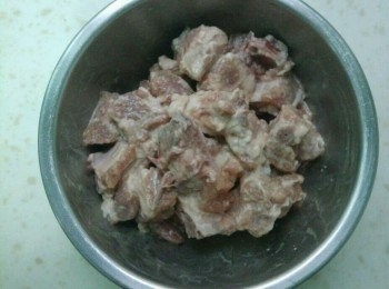 step1: 將排骨洗淨,先加入1大匙料酒、1大匙生抽、1小匙糖,醃制15分鐘,再加入1大匙澱粉拌勻。