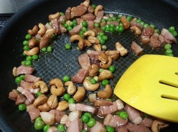 step7: 熄火加入腰果炒勻即可