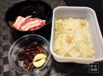 step1: 小火熱鍋加油後放入蒜頭炒香,接著放入乾辣椒炒至有點白白的,最後放入花椒逼出香氣,