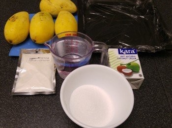 step1: 先將平底盆鋪上保鮮紙備用,再用一個煲將蒟蒻粉溶在水中再加糖和椰漿加熱直至滾,蒟蒻粉漿薄薄一層倒入盆中,粉漿會慢慢變成蒟蒻粉皮,可放雪櫃雪凍備用。