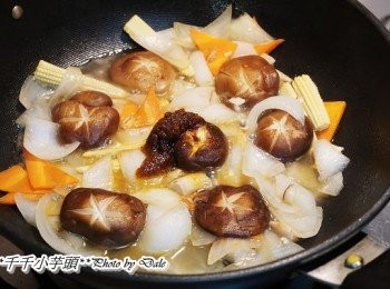 step4: 加入一匙咖啡炒醬拌均，再加點海鹽調味！