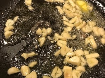 step2: 先用橄欖油爆香蒜頭