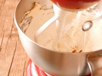 step5: 芝士牛油忌廉（步驟5-7）：
把忌廉芝士和無鹽牛油置於室溫放軟，以高速打發1分鐘。加入糖霜和鹽，先以慢速拌至混合，再以高速打發10分鐘至芝士牛油忌廉發白。最後加入雲呢拿香油和檸檬汁，以高速打發至混合。