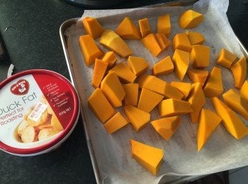 step3: 預熱焗爐180c，將油同南瓜撈埋，放入焗爐焗20-30分鐘，直至煮淋同轉金黃色就可以出爐備用