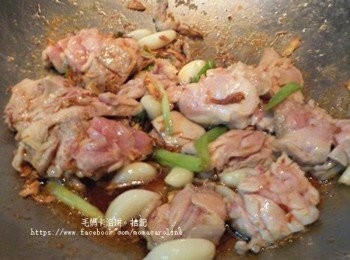 step6: 加入雞腿、糖拌炒