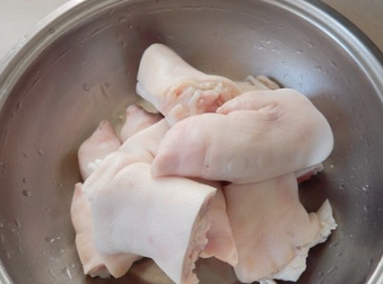 step1: 豬手剁好，洗淨。