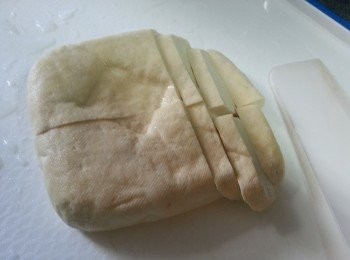 step1: 豆腐乾洗淨抹乾水份,斜切片