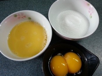 step1: 將奶黃餡A 材料:全蛋液50g,蛋黃2隻,砂糖60g拌勻