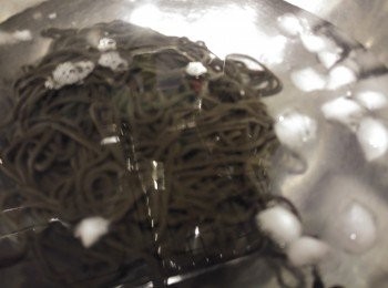 step1: 麵煮熟後用冰水過冷河瀝乾水,可先放入雪櫃雪凍備用。