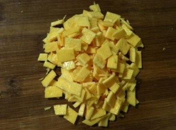 step8: (5) 將蛋皮切碎備用。