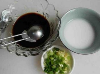 step4: 蔥薑切碎 ，水澱粉備用，備好<span class="group_2">醬汁</span>。