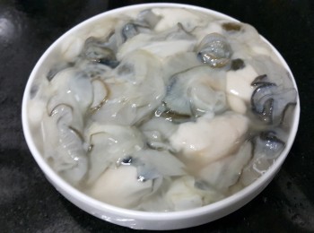step1: 清洗蠔仔：將蠔仔用2茶匙生粉輕輕撈混，可帶走蠔仔本身我黑色污物，再沖水清洗隔水備用