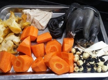 step3: 所有材料(除花膠外) 隨水落大火煲滾後，中細火煲90分鐘, 
90分鐘後落花膠，再中火煲45分鐘, 
煲起後最好焗一陣先再飲會味道更好, 
落鹽調味飲得lu~~