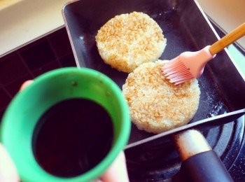 step3: 飯用圓形模定形後用平底鑊煎，表面塗上日本醬油。 