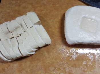 step2: 2磚豆腐磚洗淨後切開一片片厚片