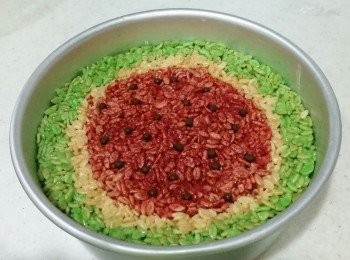 step4: 白色、紅色做法都係一樣，紅色放在中間攤平壓實，再加朱古力粒粒裝飾，放入雪櫃雪45-60分鐘后切件即成~