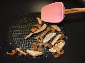 step2: 燒熱油鑊，中火加入香菇及蝦米快爆炒至香味濃濃及軟身約1-2分鐘