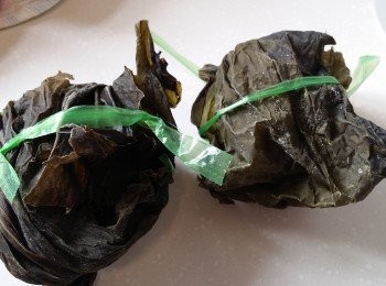 step1: 把海帶浸軟冼淨切塊。
粟米切段。
白蘿蔔滾刀切件。
豬滑氽水，洗淨備用。