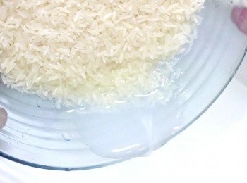 step2: 香港賣煲仔飯的店門口都會把洗好的米放在瀝水籃中, 等待客人上門。他們並不會浸泡米粒。
不用泡米。洗好後瀝乾水份備用。

做煲仔飯, 用泰國米比較好。
或者說, 用長身米比較合適。