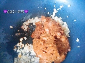 step5: 將豬肉碎放入炒至熟，灒入酒兜勻。