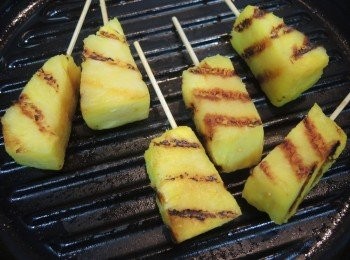 step9: 菠蘿串上竹籤，放在預熱了的燒烤盤上，烤出香味，陪着雞鎚一同享用！～