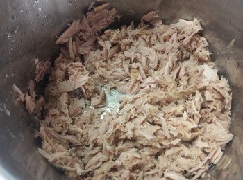 step1: 先將吞拿魚壓碎，加入少許黑椒碎拌勻。