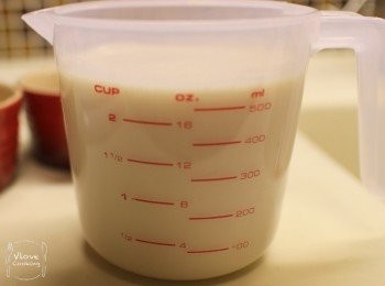 step6: 之後倒入容器內放入雪櫃雪至凝固