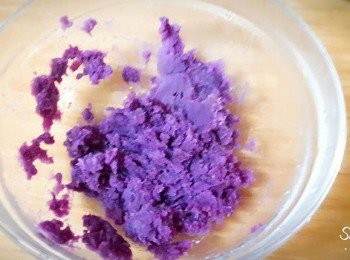 step2: 蒸熟的紫薯用叉子搗成泥