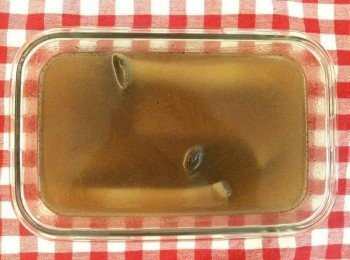 step6: 以這種作法，所做的涼拌杏鮑菇就很好吃了，但冷藏過的更入味。【更入味版】將步驟3放入玻璃保鮮盒（高湯需覆蓋杏鮑菇），在室溫下放涼後，置入冰箱冷藏一天，隔天從冰箱取出後，再進入步驟4和5。