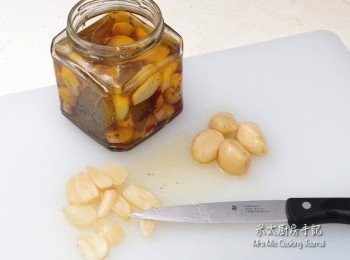 step8: 香草油泡蒜入瓶約三星期後，完成了!  (6月17日update):

油的顏色比起剛泡的時候深了許多，打開瓶蓋已聞到很香濃的味道，其實它已變成一瓶"香油"，由於是用了特純橄欖油做的關係，可以直接食用，不用烹煮。蒜肉方面，質感結實、爽脆，完全沒有辛辣味, 非常美味可口！切片時也不會散開，很漂亮的!